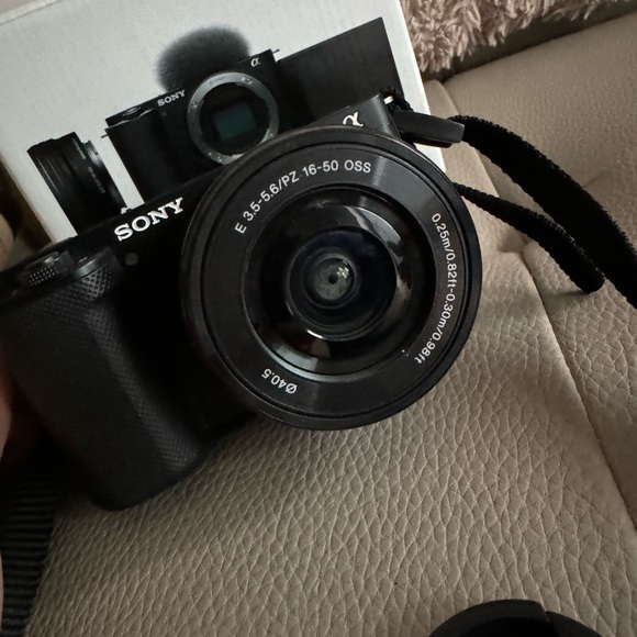 Sony - Alpha ZV-E10 Kit Mirrorless Camera with 16-50mm Lens - Black| - Picture 3 of 7